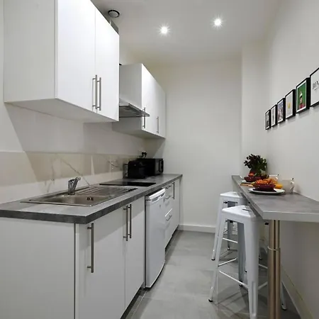 Fresh & Floral - Large For 4 - Batignolles Apartmán