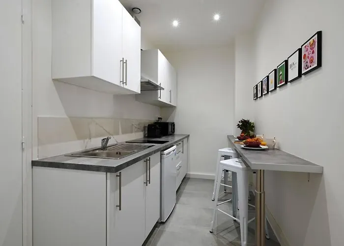 Fresh & Floral - Large For 4 - Batignolles Apartmán